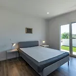 4 Bed - Sleeps 8 - Pool - Garden - Parking Дом отдыха