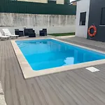 4 Bed - Sleeps 8 - Pool - Garden - Parking