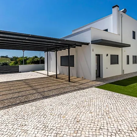 Captivating 4-bed House In Cadaval District-lisbon Holiday home