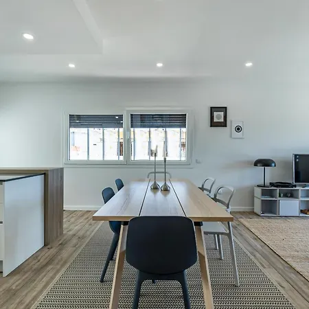 4 Bed - Sleeps 8 - Pool - Garden - Parking *