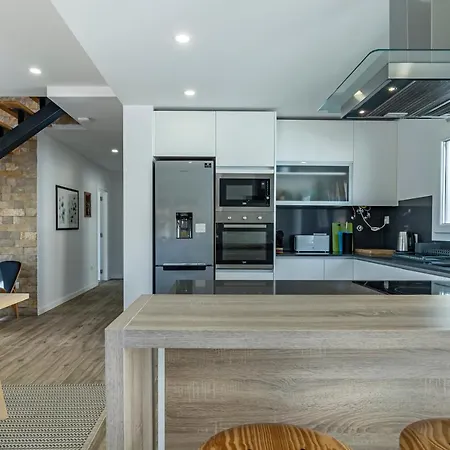 4 Bed - Sleeps 8 - Pool - Garden - Parking