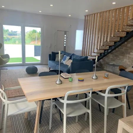 Feriehus 4 Bed - Sleeps 8 - Pool - Garden - Parking