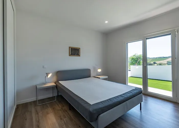 4 Bed - Sleeps 8 - Pool - Garden - Parking Feriehus