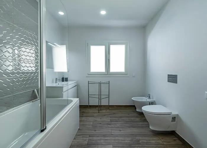 Feriehus 4 Bed - Sleeps 8 - Pool - Garden - Parking *