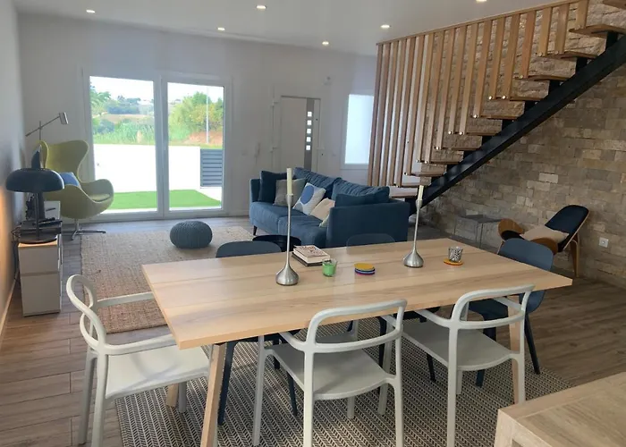 Feriehus 4 Bed - Sleeps 8 - Pool - Garden - Parking